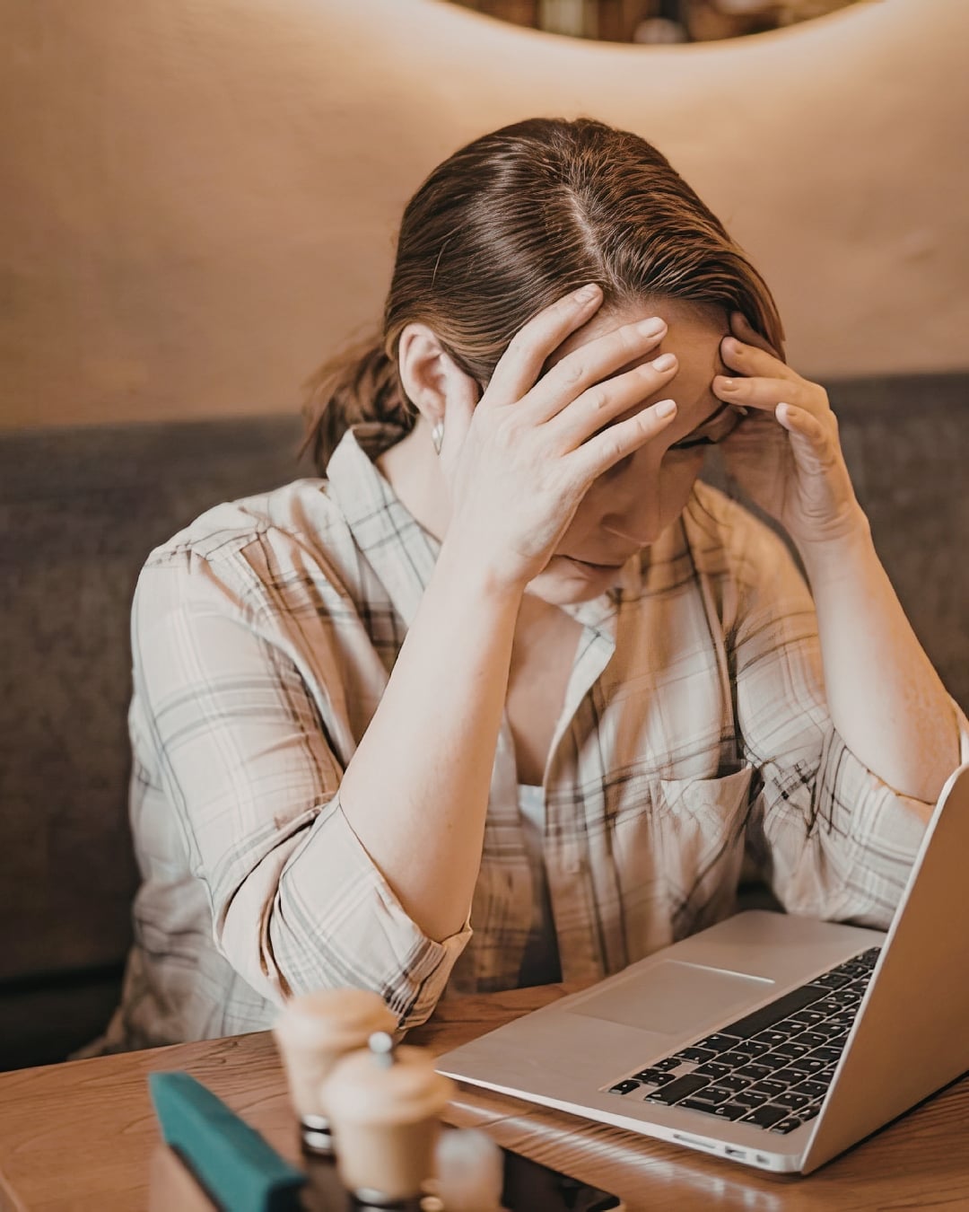 Burnout profissional: pessoa exausta junto ao computador