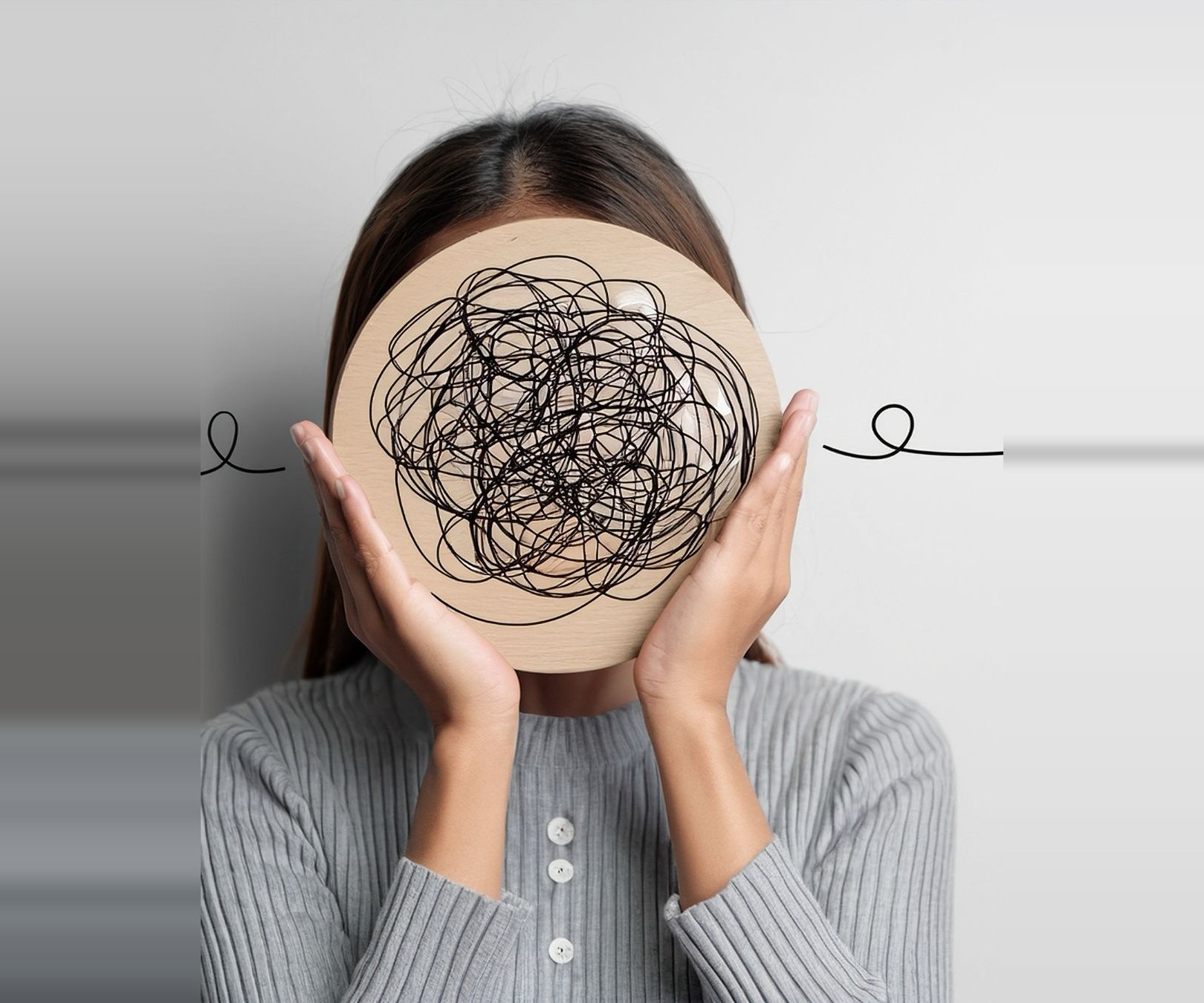 EMDR: pessoa segura um disco com linhas emaranhadas à frente do rosto, simbolizando memórias por processar
